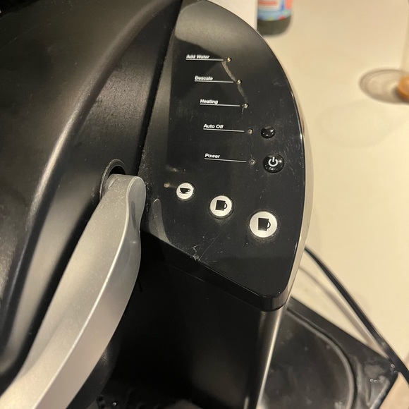 Keurig coffee maker, lightly used, 3 cup sizes and reusable kcup included - Picture 4 of 4